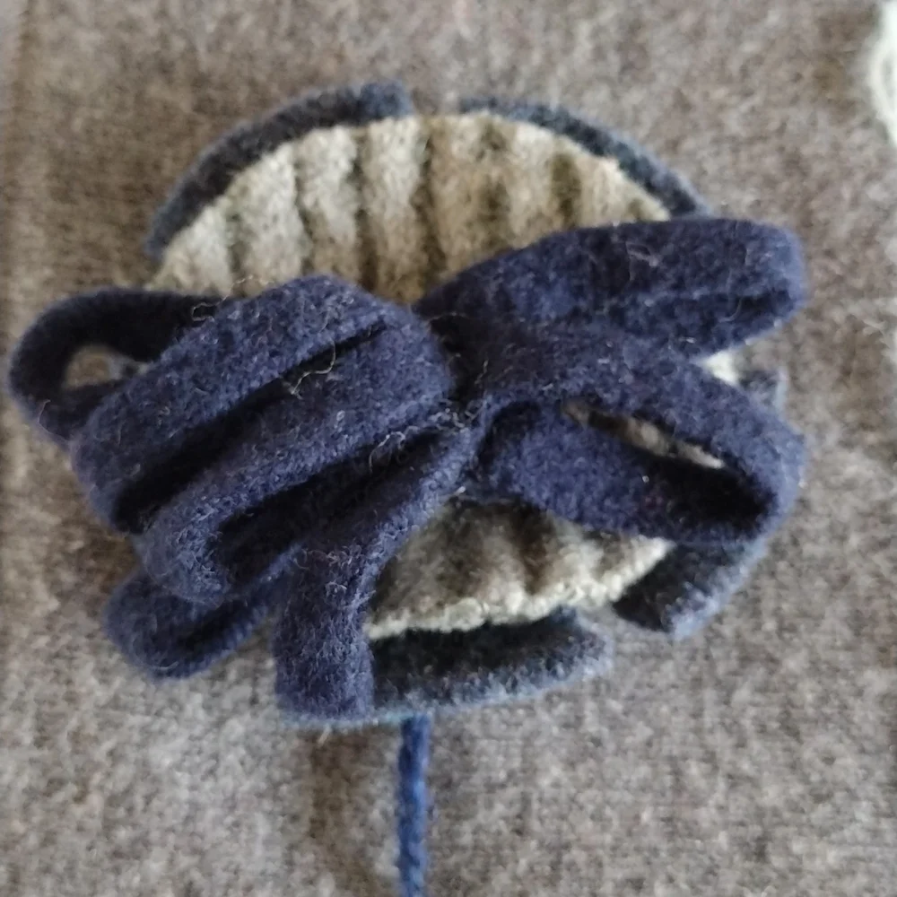 Baabaazuzu wool scarf gray with floral accents